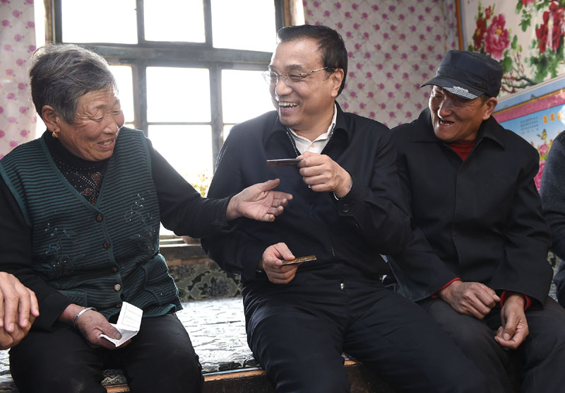 国务院总理李克强近日到第二批群众路线教育实践活动联系点——内蒙古翁牛特旗调查研究、了解情况,面对面听取基层干部群众意见建议。新华社记者黄敬文、中新社记者刘震 摄