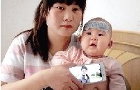 张萍给记者展示手机上存的王建强为数不多的照片。